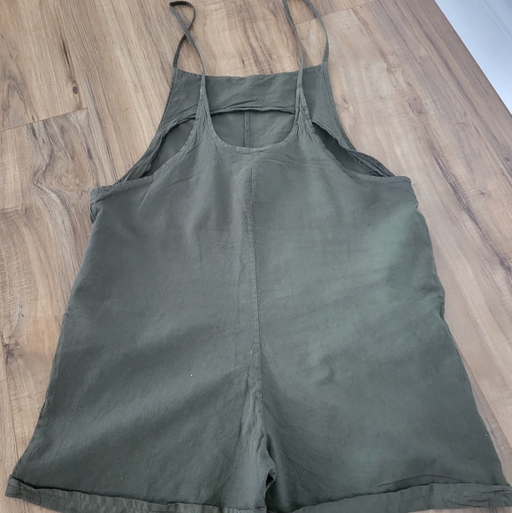 "New" Ladies Size XL Khaki Spaghetti Strap Pocket Romper - Picture 2 of 4